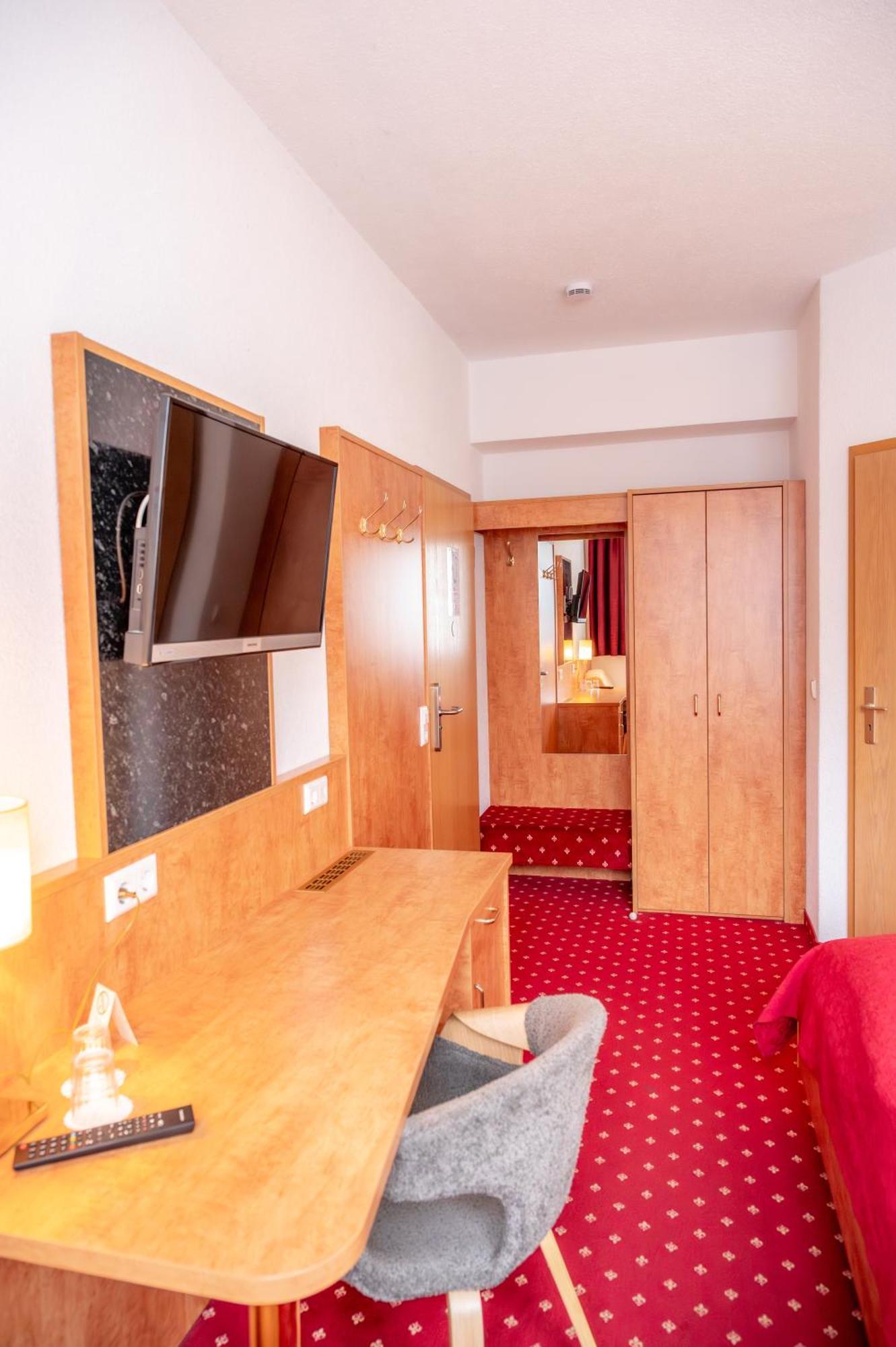 Aara Hotel